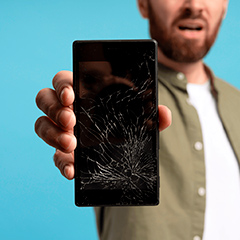 Smartphone samsung com tela quebrada