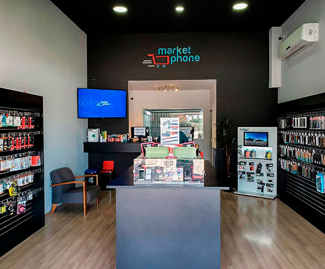Foto interna da loja da Market Phone com acessórios, películas, capinhas, cases e celulares
