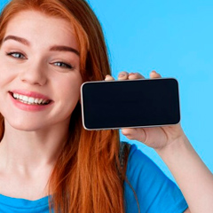cliente contente com smartphone ou celular funcionando